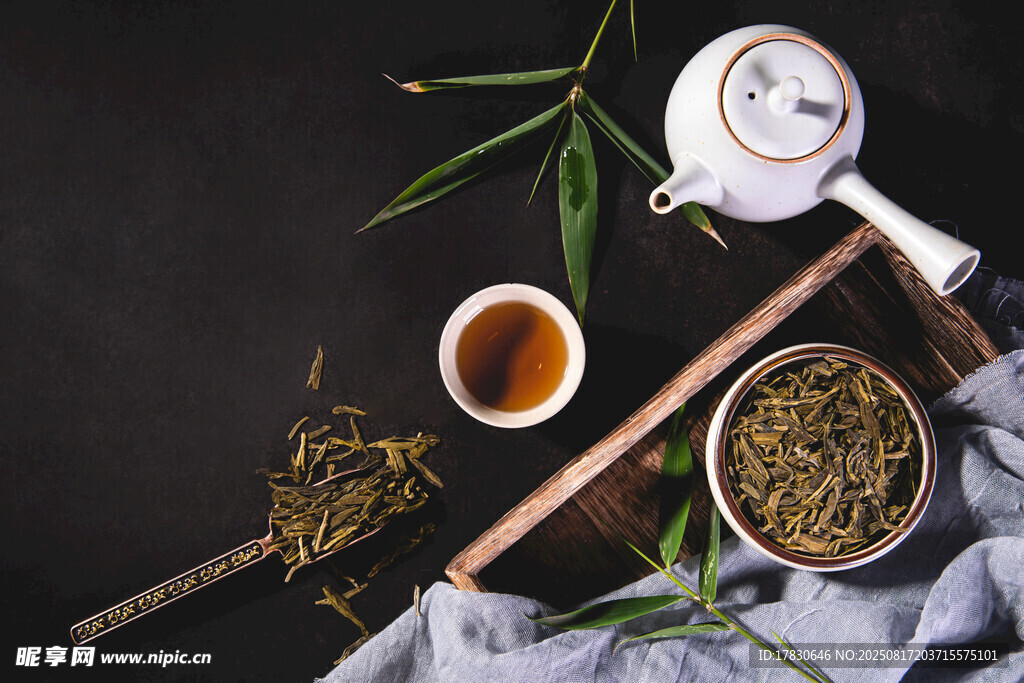 中式茶具與茶葉靜物圖
