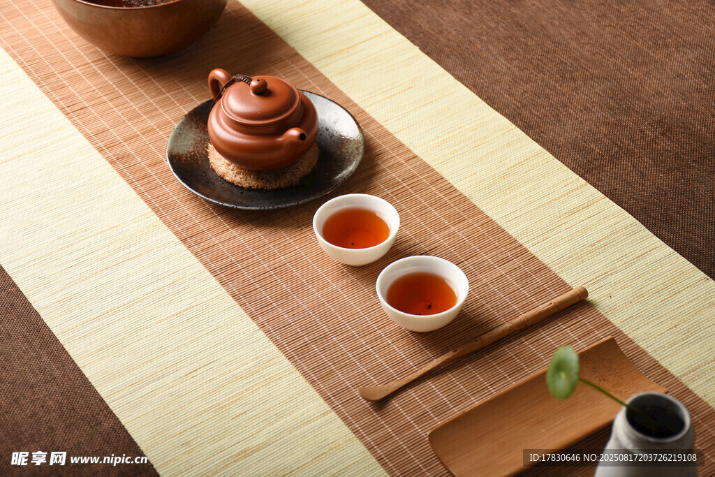 中式茶具與兩杯熱茶