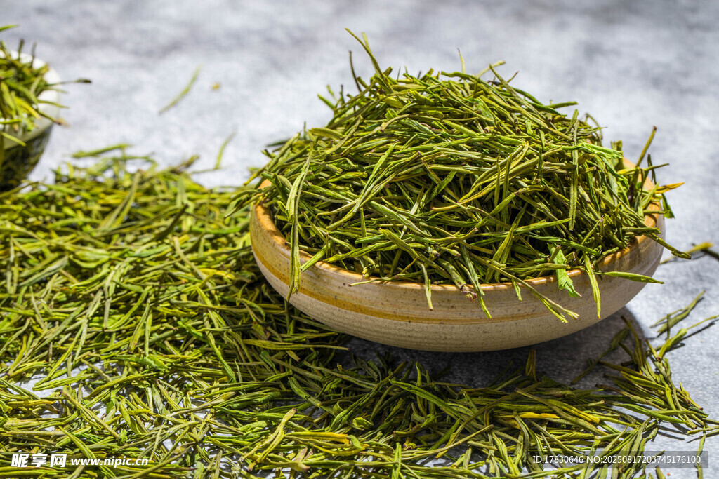 木碗中的嫩綠茶葉