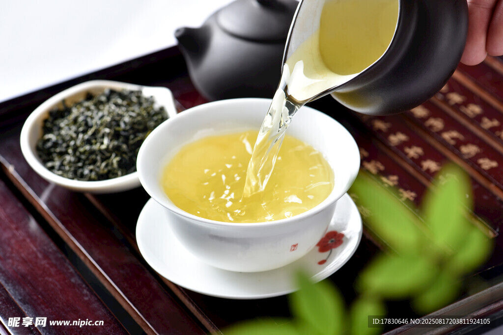 茶壺倒茶入杯的優(yōu)雅瞬間