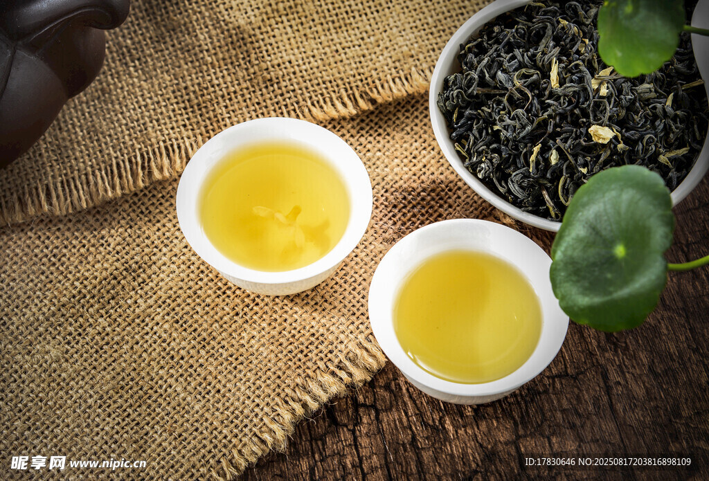 兩杯香茗與茶葉的靜物圖