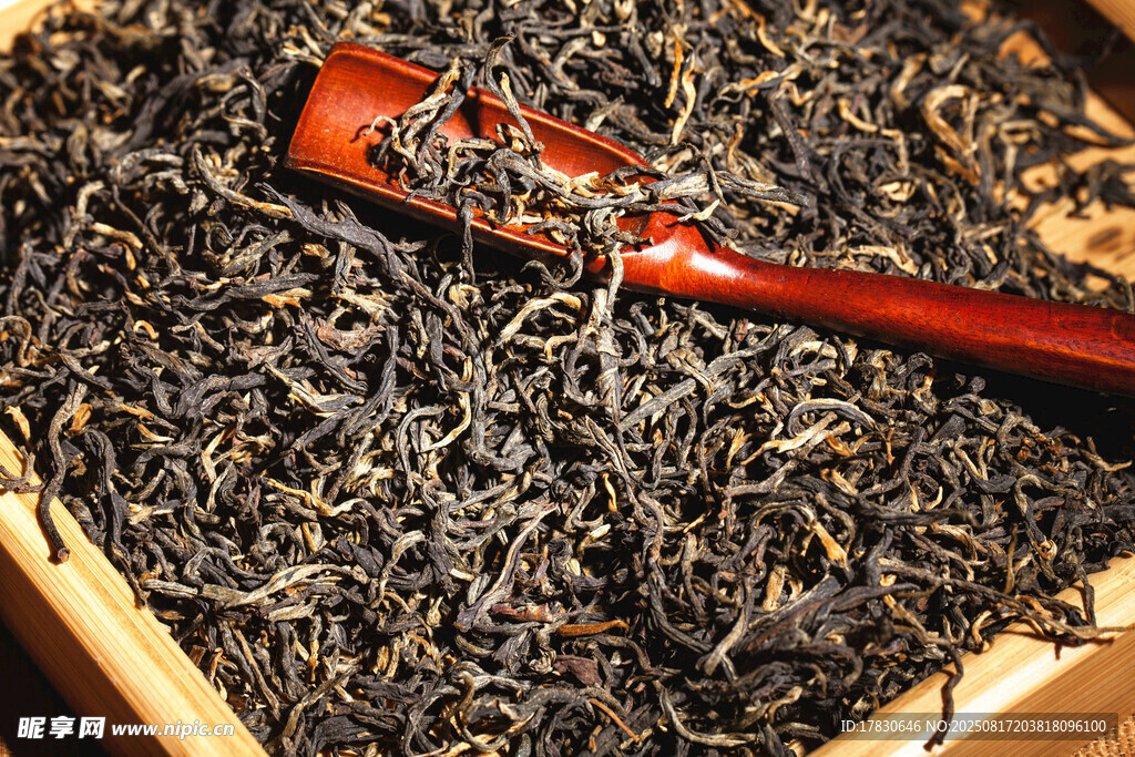 木制茶勺置于茶葉之上