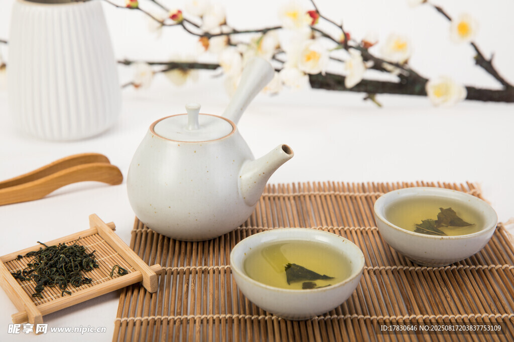 中式茶具與清香茶湯