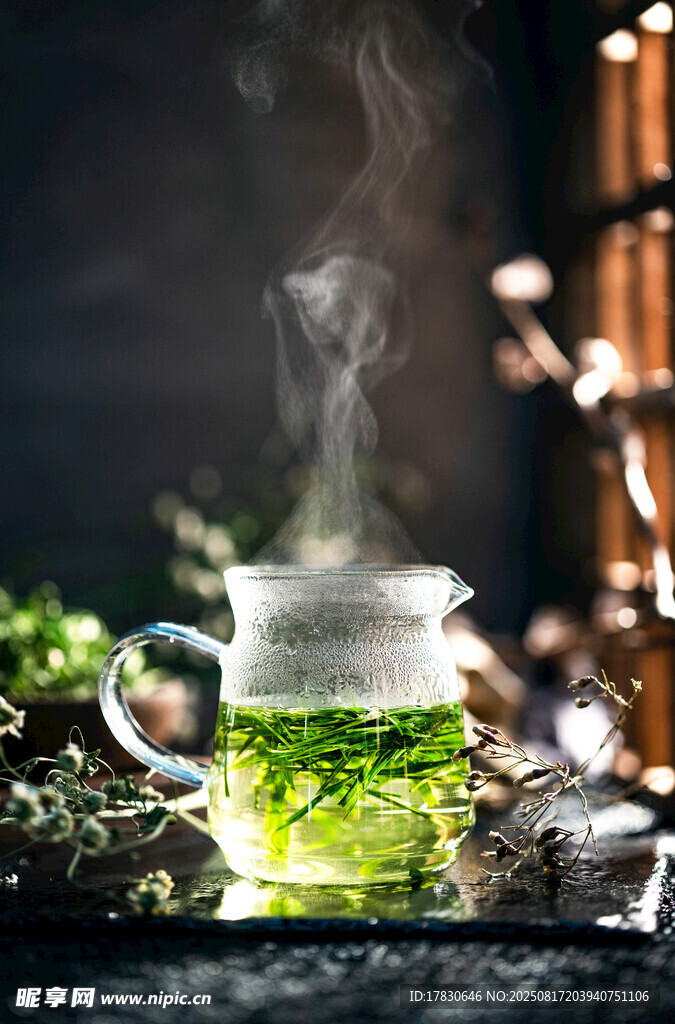 清新綠茶杯中裊裊升騰