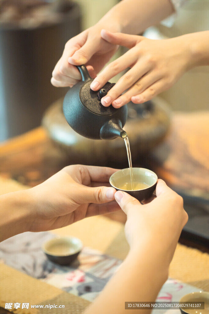雙手間的傳統(tǒng)茶藝瞬間