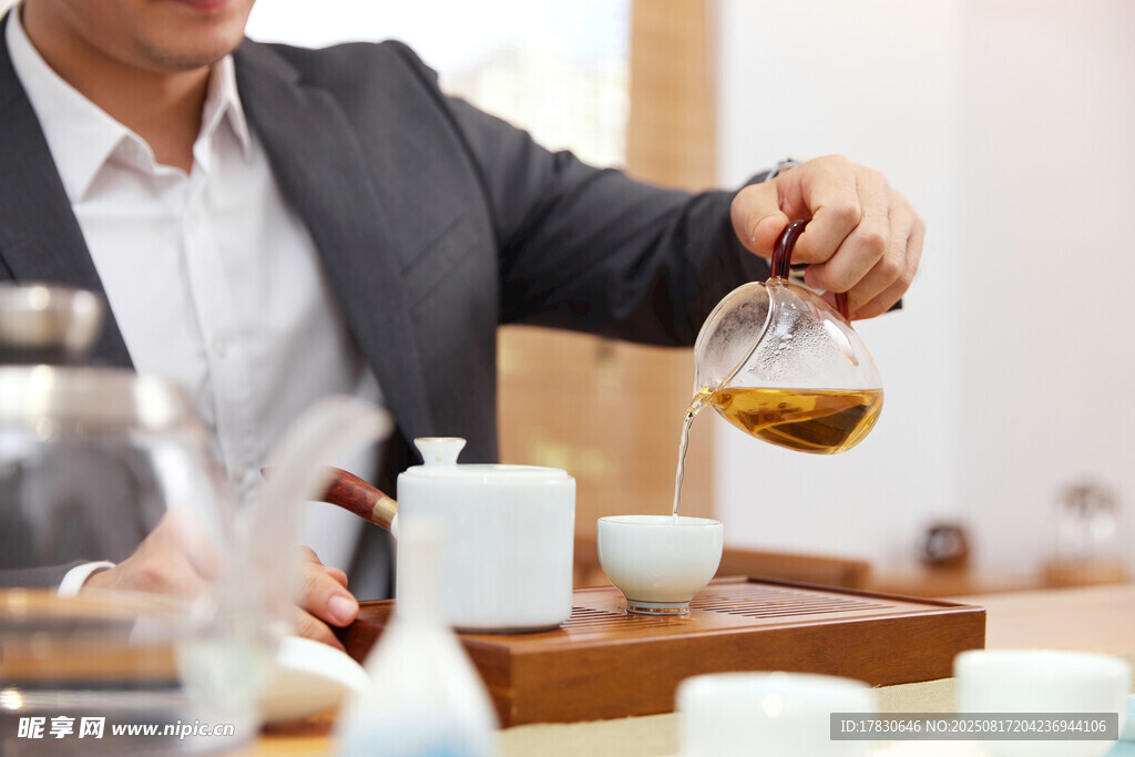 商務(wù)人士?jī)?yōu)雅泡茶瞬間