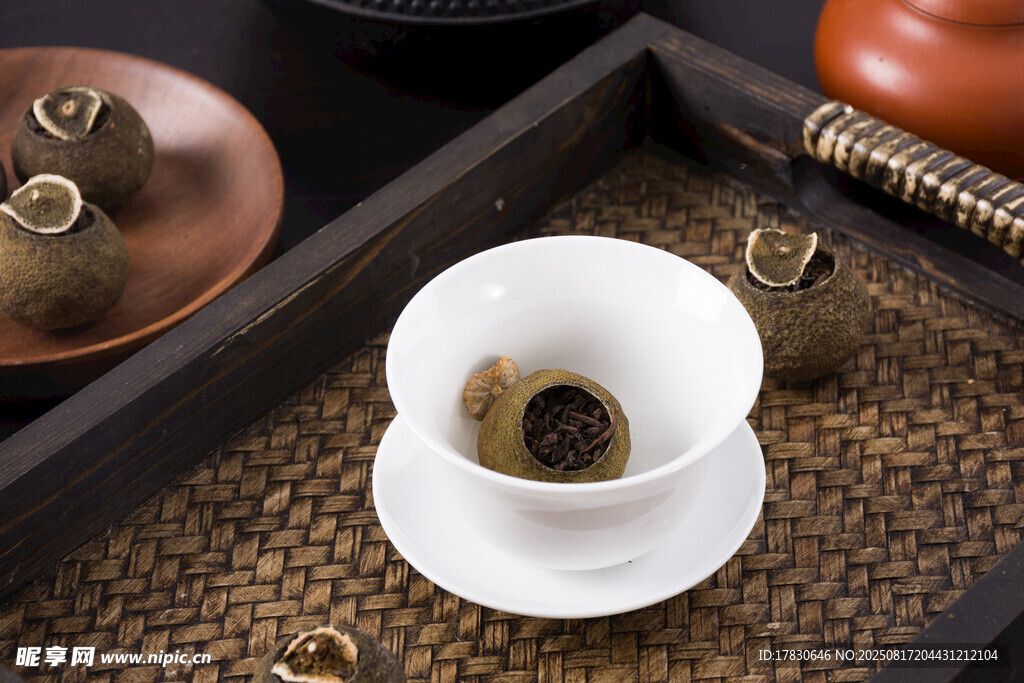 精致茶具中的一杯香茗