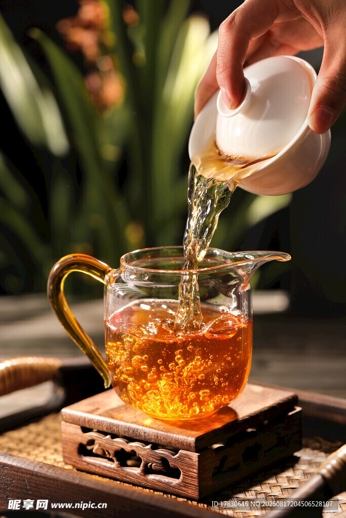 手沖熱茶于精致茶具中