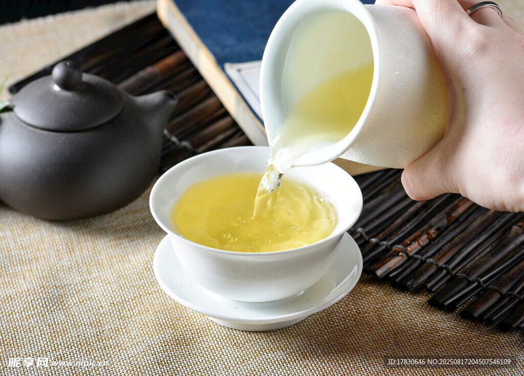 手傾香茗入杯