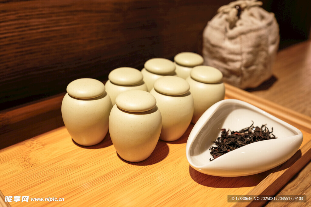 中式茶具與茶葉陳列