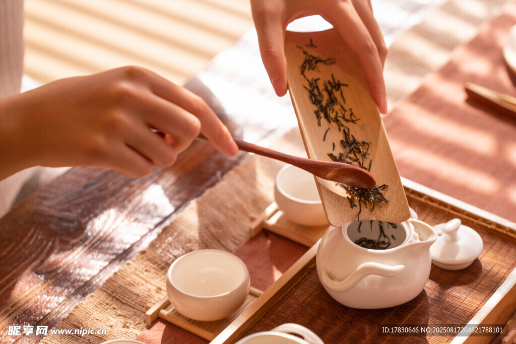 傳統(tǒng)中式茶藝優(yōu)雅瞬間