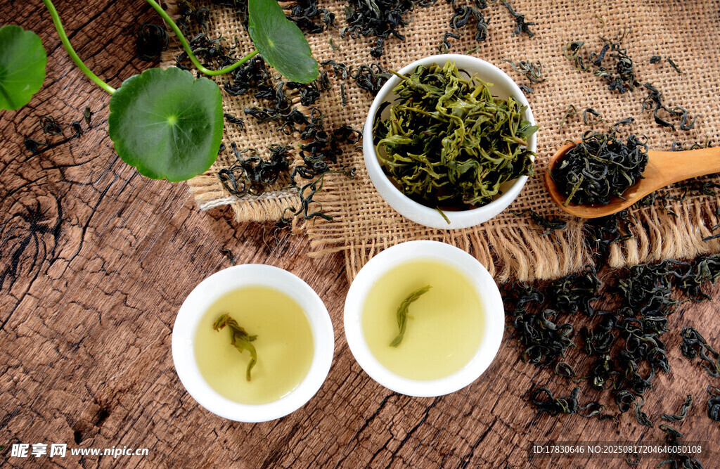 兩杯清茶與散裝茶葉展示