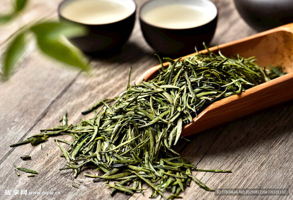 木勺中的鮮嫩綠茶