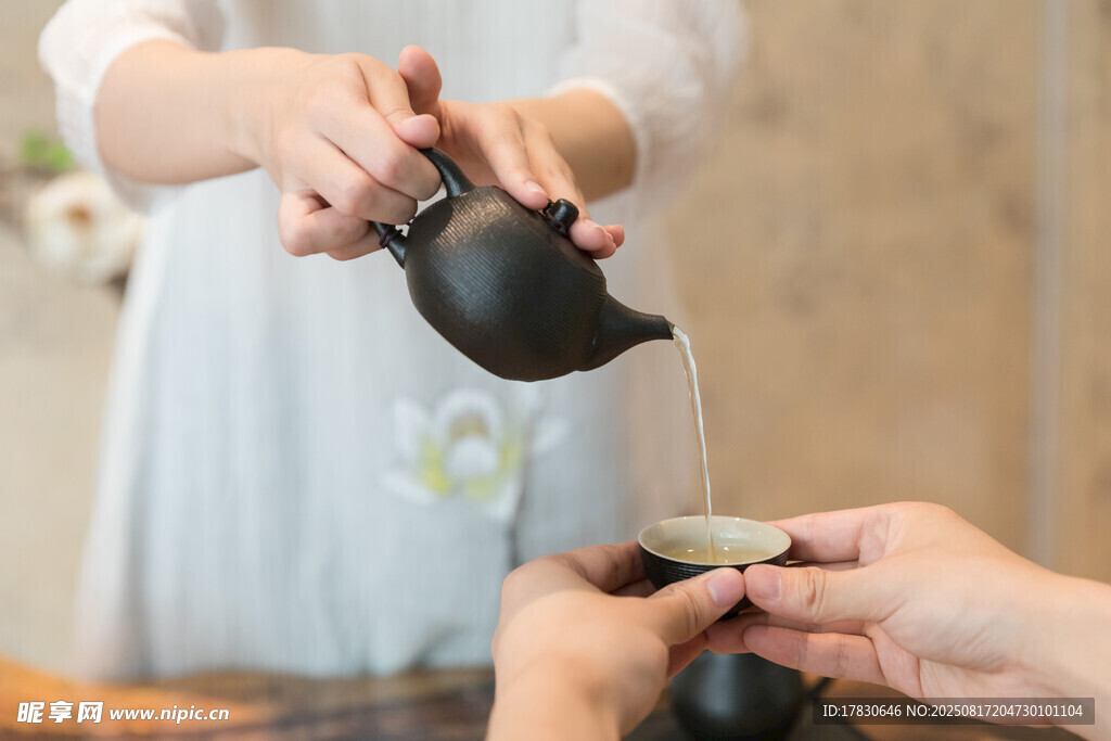 傳統(tǒng)茶藝之優(yōu)雅倒茶瞬間