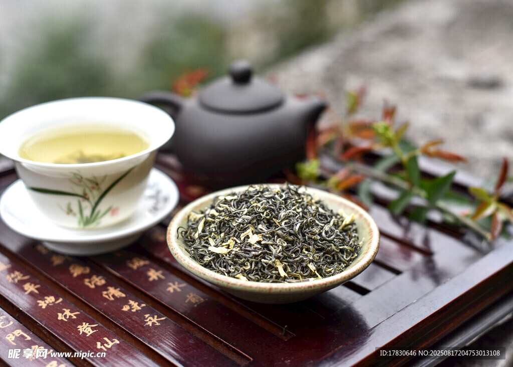 傳統(tǒng)茶具與清香茶葉