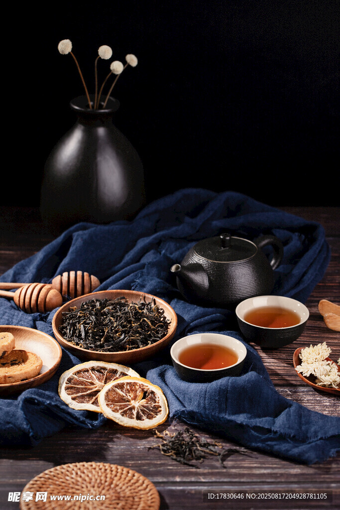 中式茶點(diǎn)與茶具的雅致組合