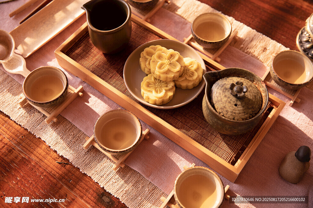 中式茶具與點(diǎn)心擺放展示