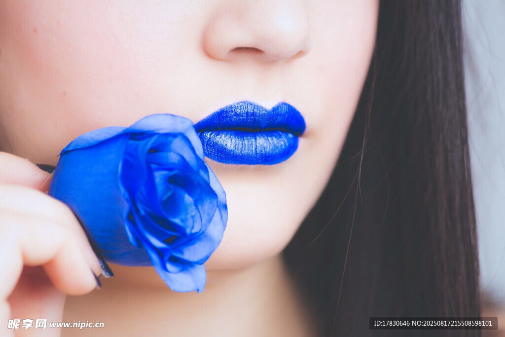 藍唇女子手持藍色玫瑰