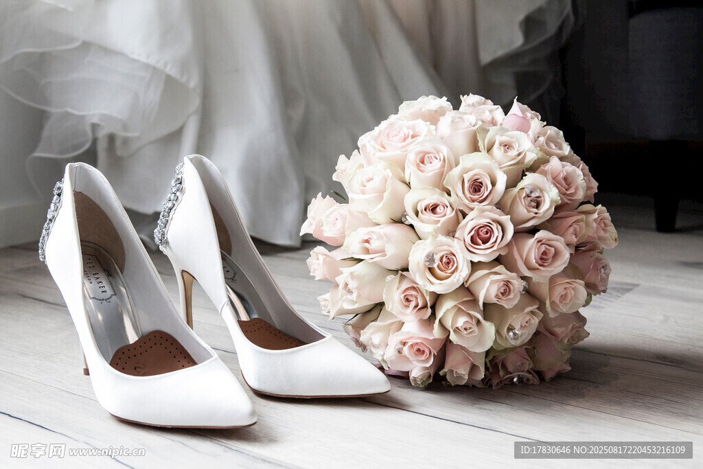 新娘高跟鞋與浪漫花束