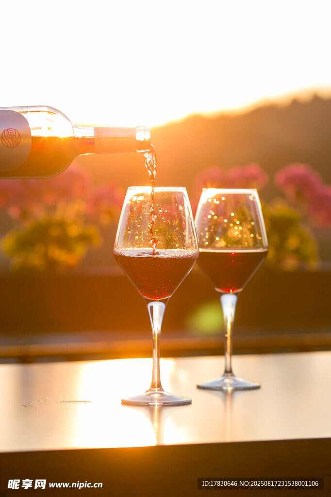 夕陽下的浪漫紅酒杯