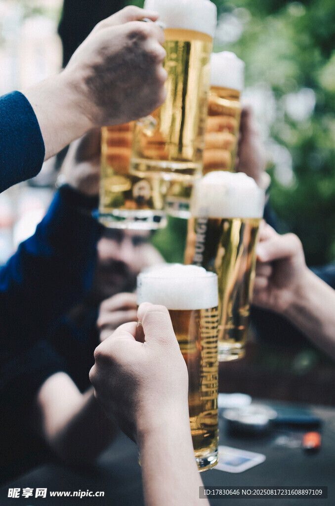 舉杯暢飲啤酒歡樂(lè)時(shí)刻