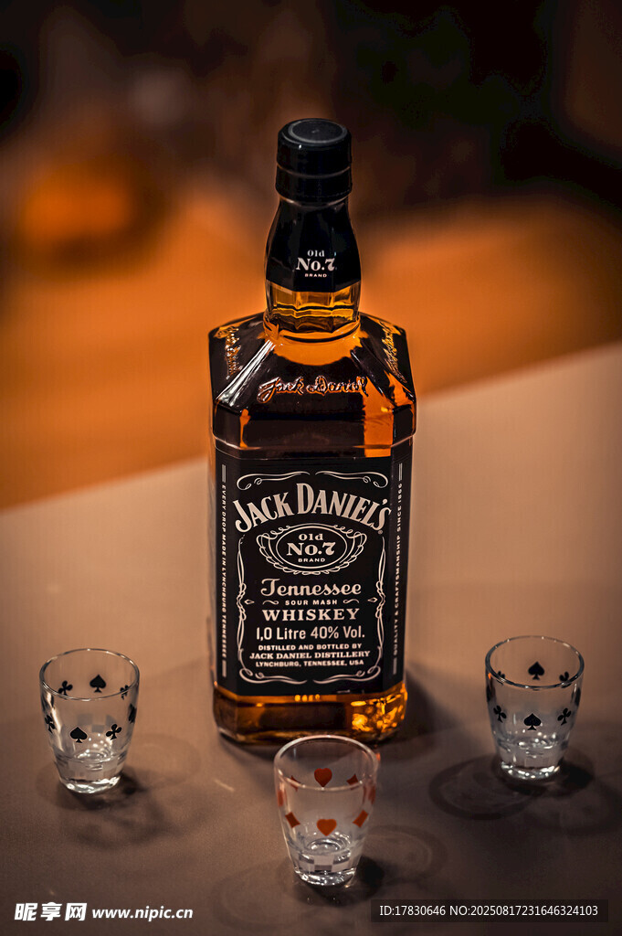 杰克丹尼威士忌與酒杯