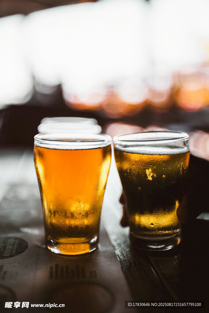 兩杯精釀啤酒置于桌前