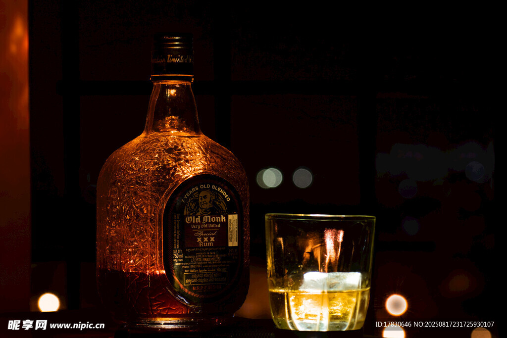 酒吧中的酒瓶與發(fā)光酒杯