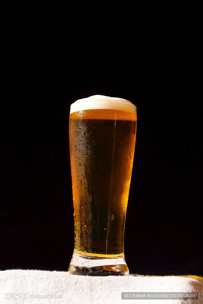 高腳杯中的金黃啤酒