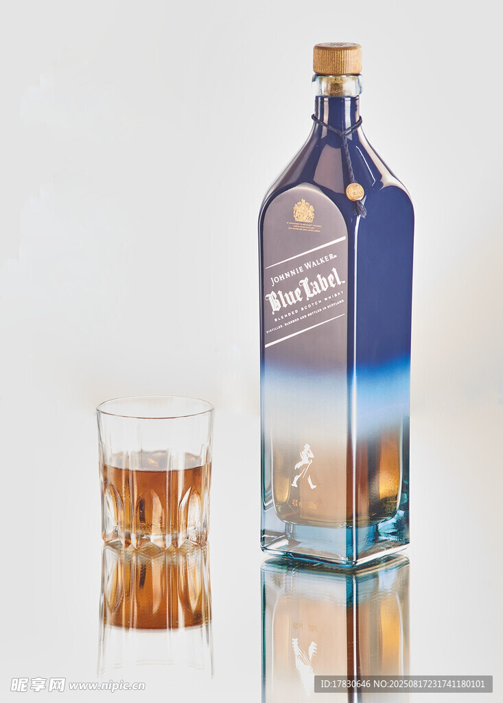 藍色漸變瓶威士忌與酒杯