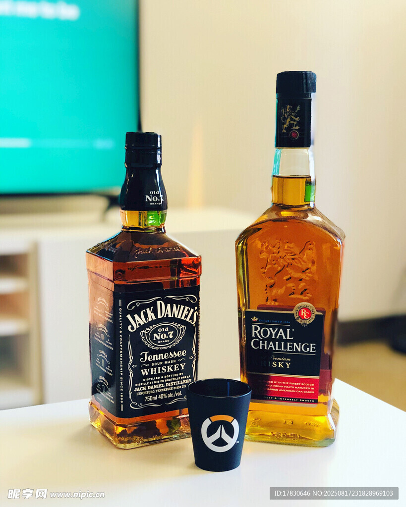 兩瓶威士忌及酒杯展示