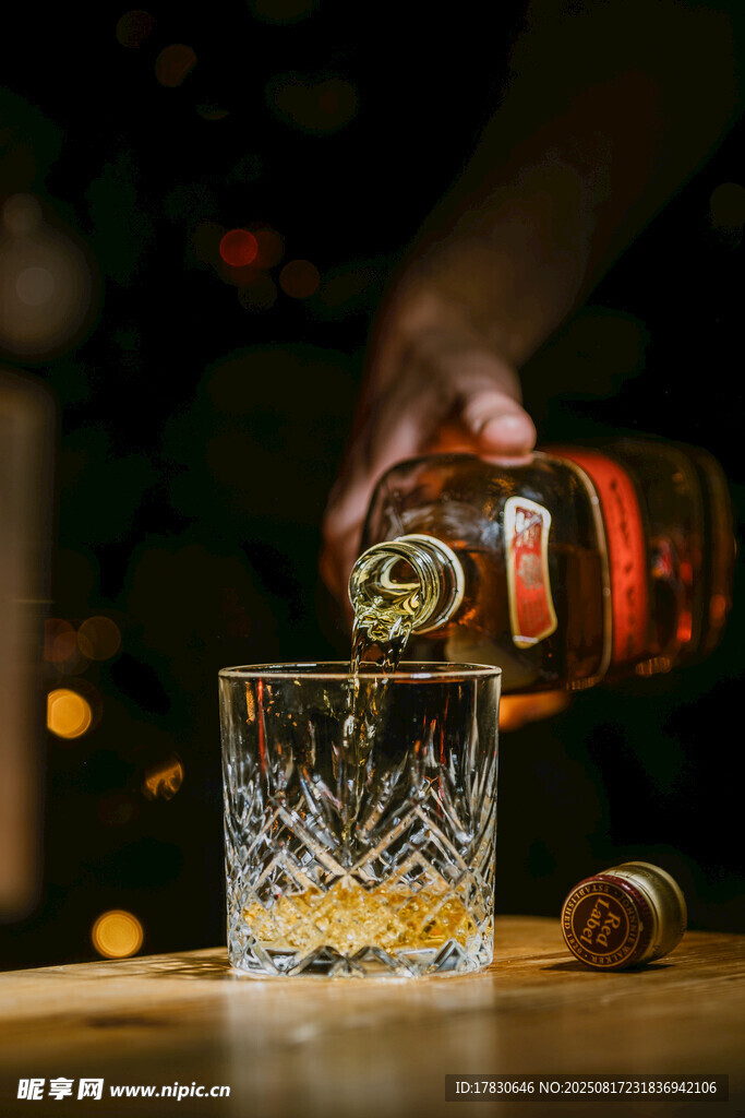 威士忌倒入雕花玻璃杯
