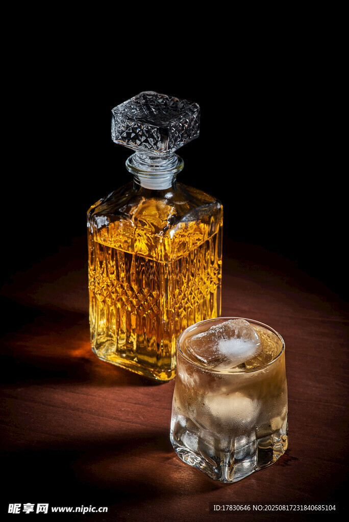 精致威士忌酒瓶與酒杯
