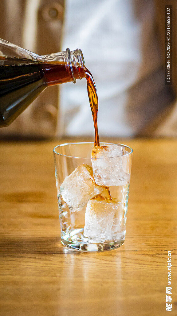 可樂(lè)倒入加冰玻璃杯