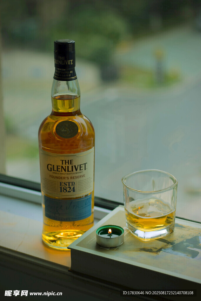窗邊威士忌酒瓶與酒杯