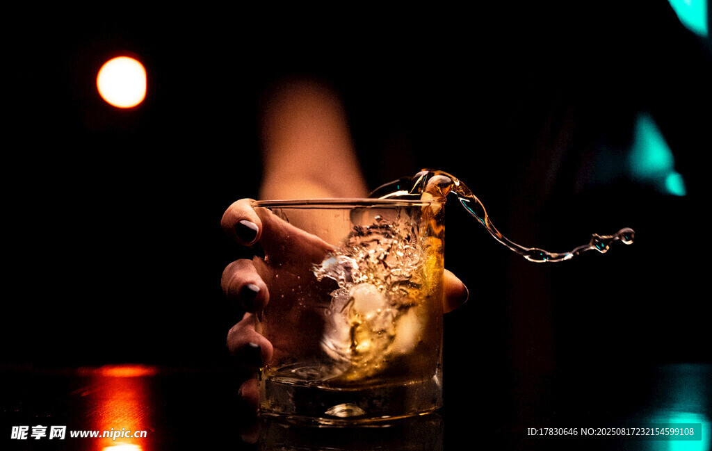 手捧燃燒雞尾酒特寫(xiě)