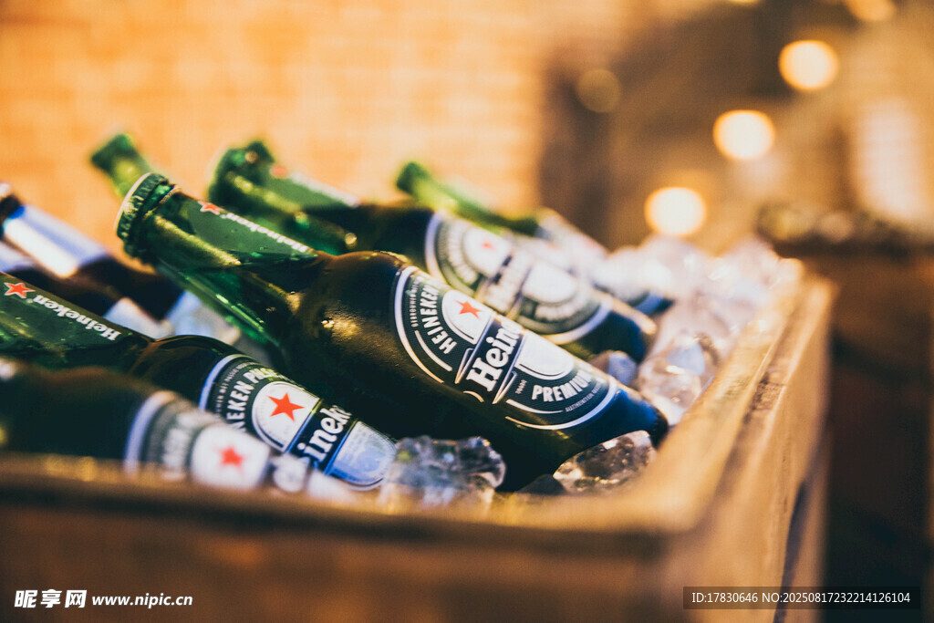木箱中的多瓶啤酒