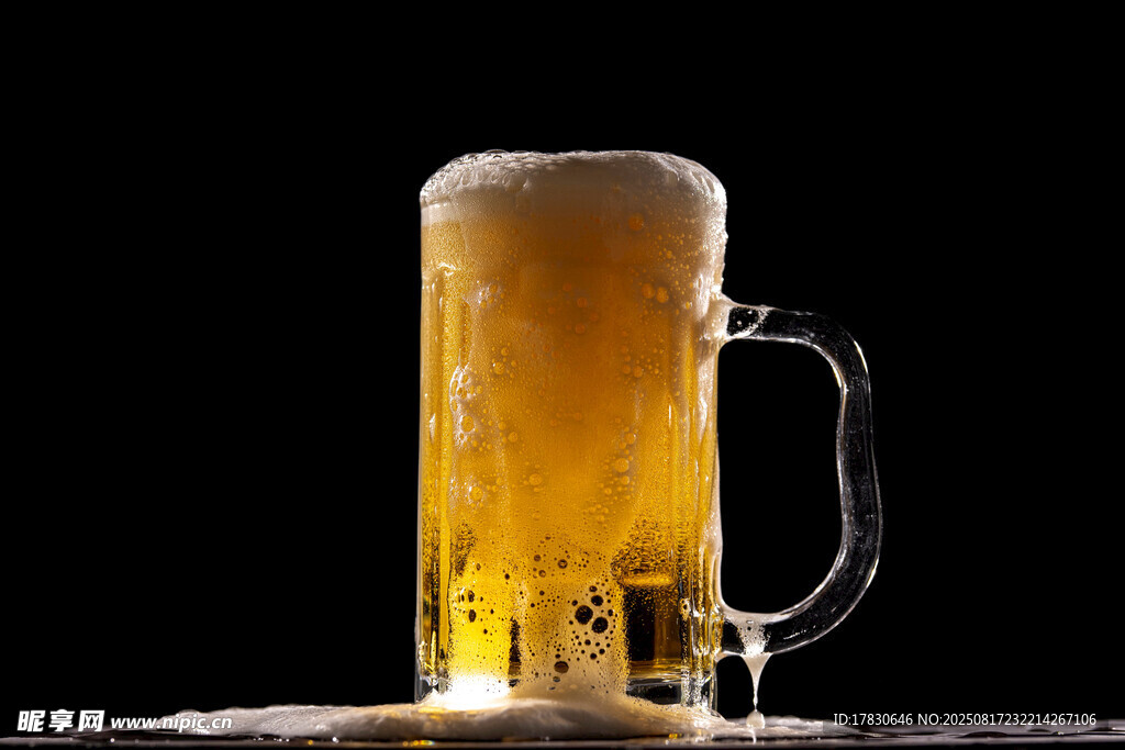 滿溢泡沫的金黃啤酒杯