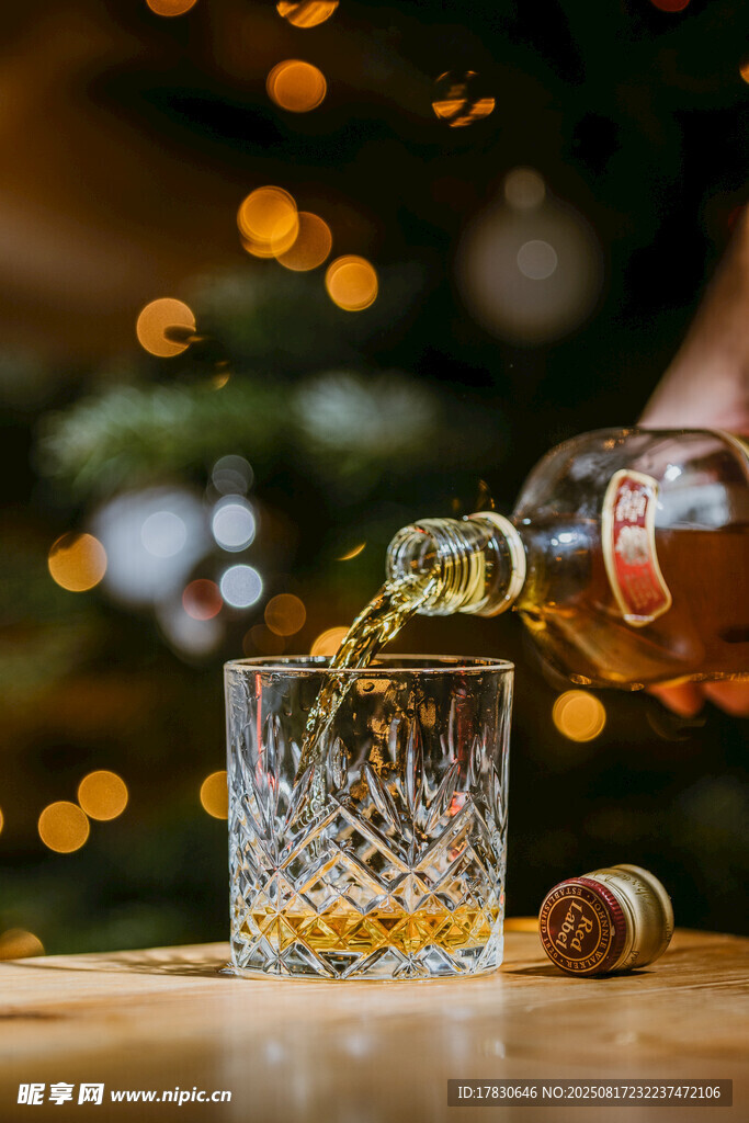倒入琥珀色美酒的玻璃杯