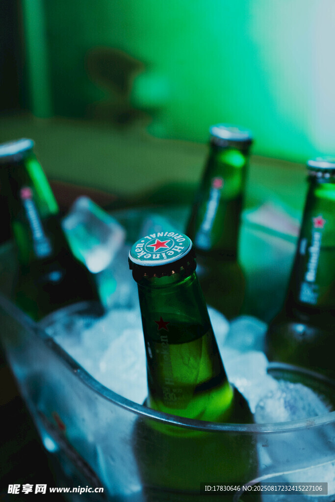 冰桶中的啤酒瓶