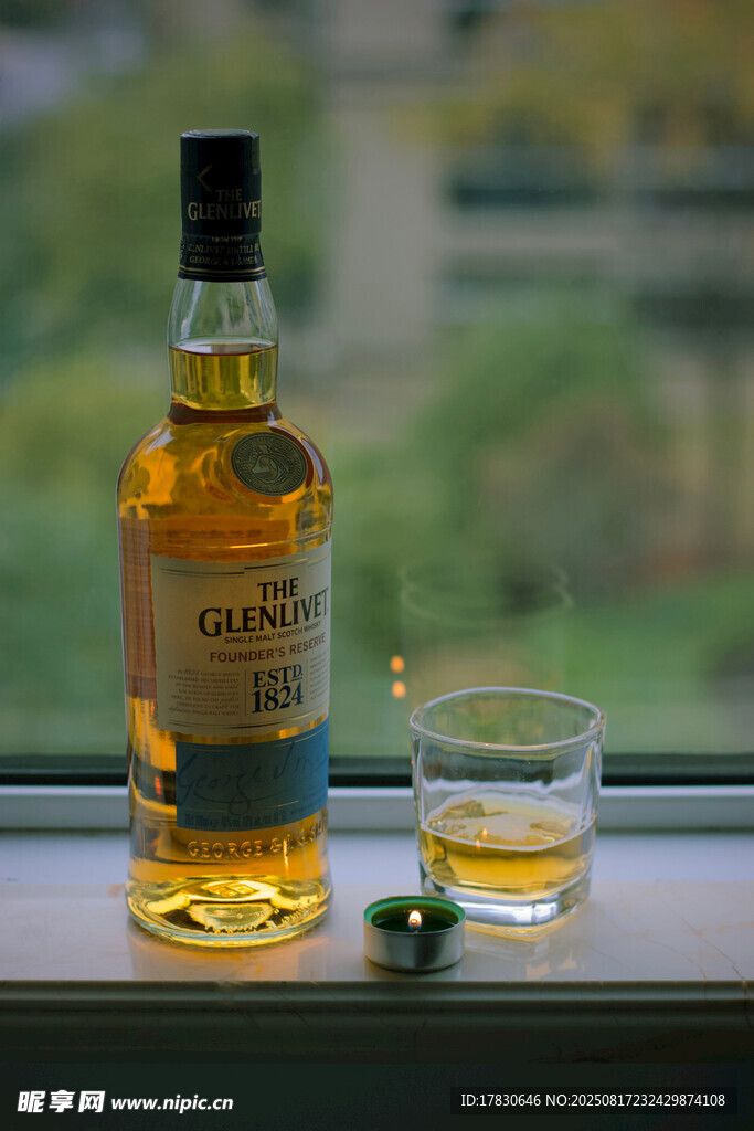 窗邊的威士忌與酒杯