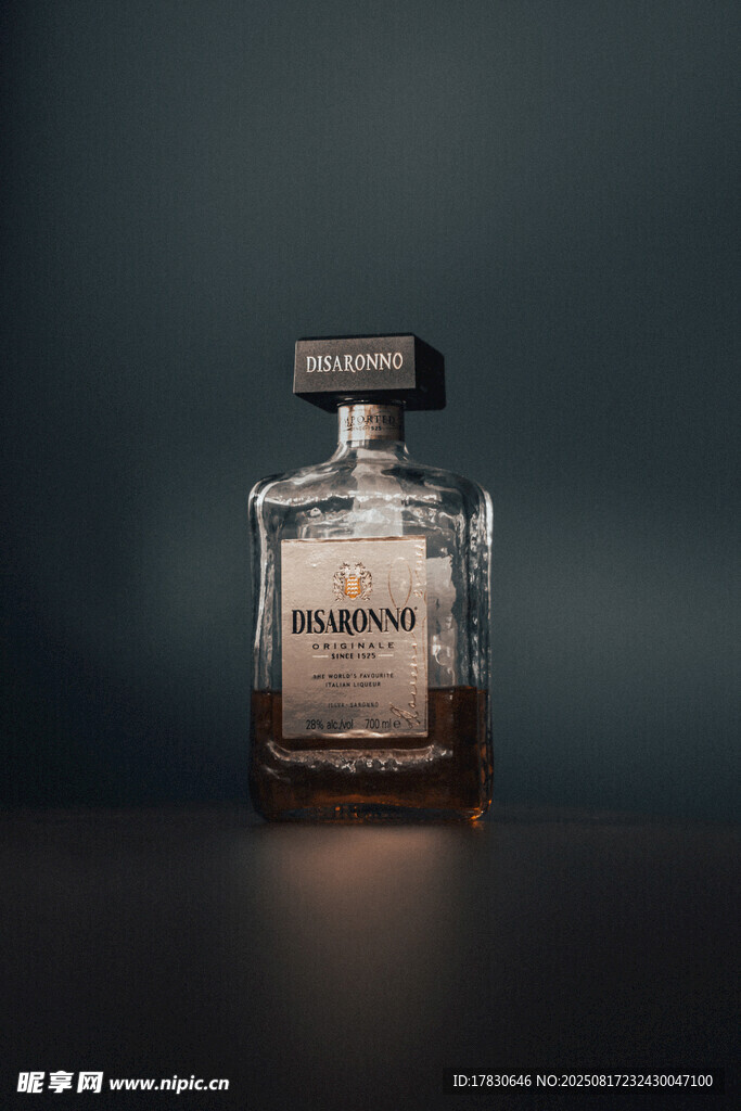 精致方形威士忌酒瓶特寫(xiě)