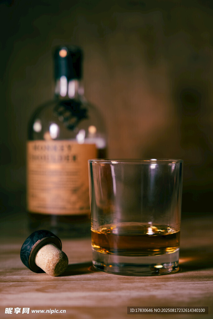 威士忌酒瓶與玻璃杯