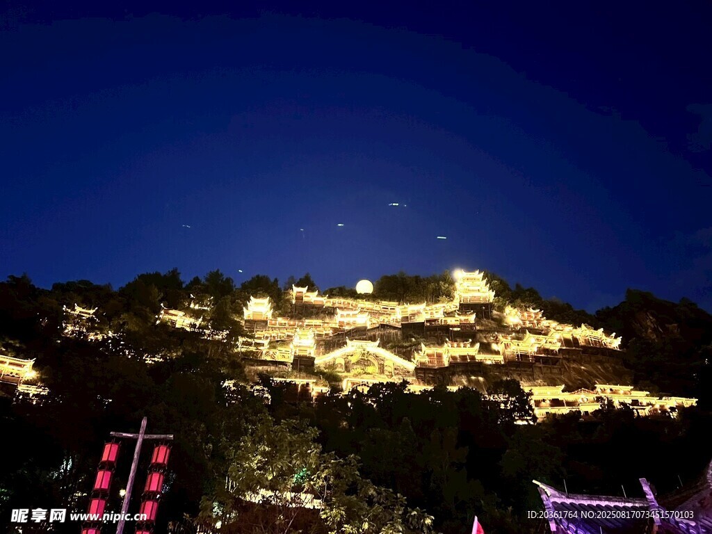 夜幕下璀璨的山間建筑群