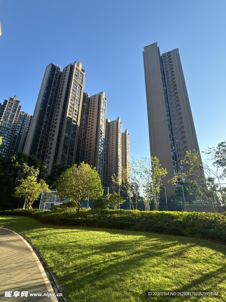 城市高樓旁的綠地景觀