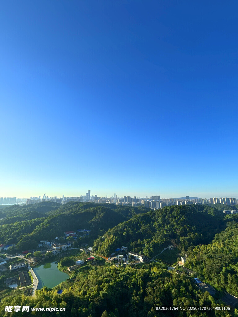 俯瞰青山綠水的美麗景致