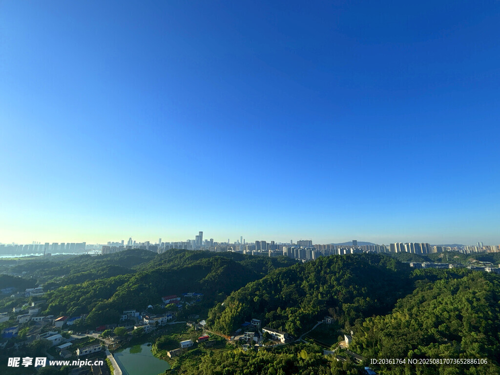 城市山林間的廣闊藍(lán)天景觀