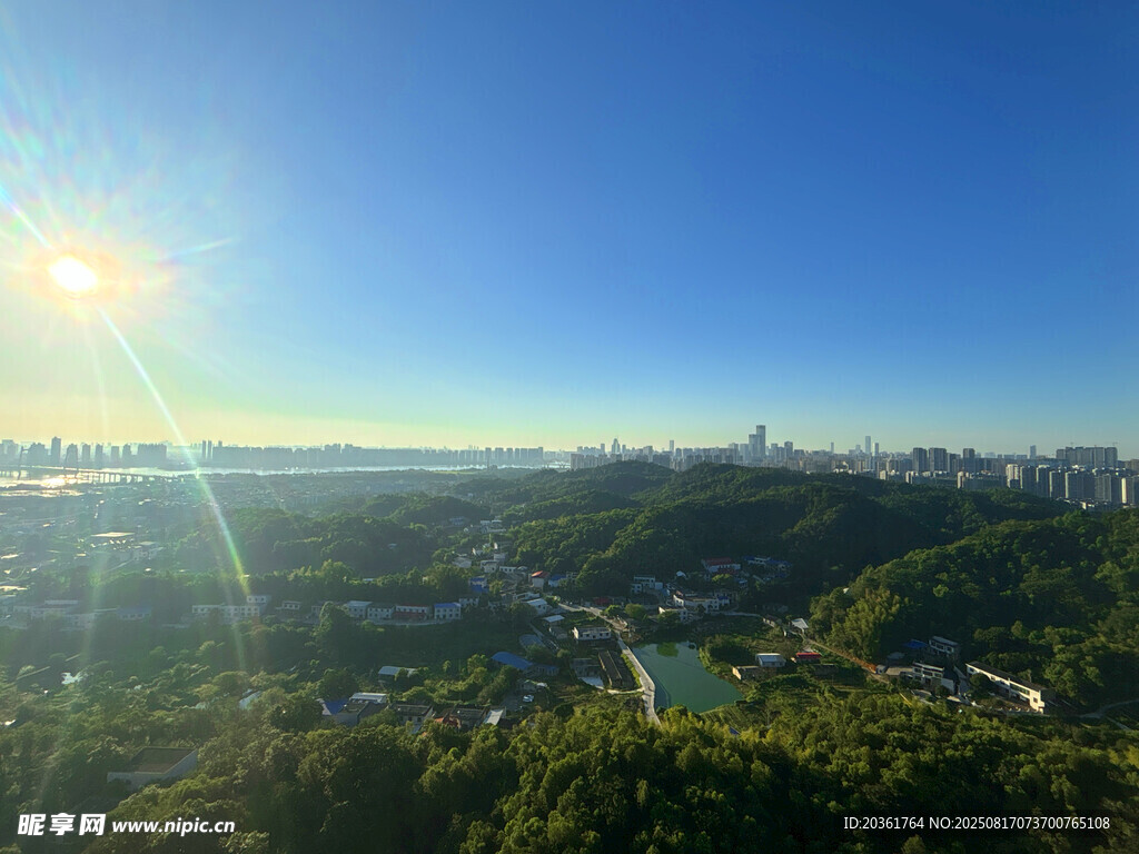山頂俯瞰城市與自然風(fēng)光