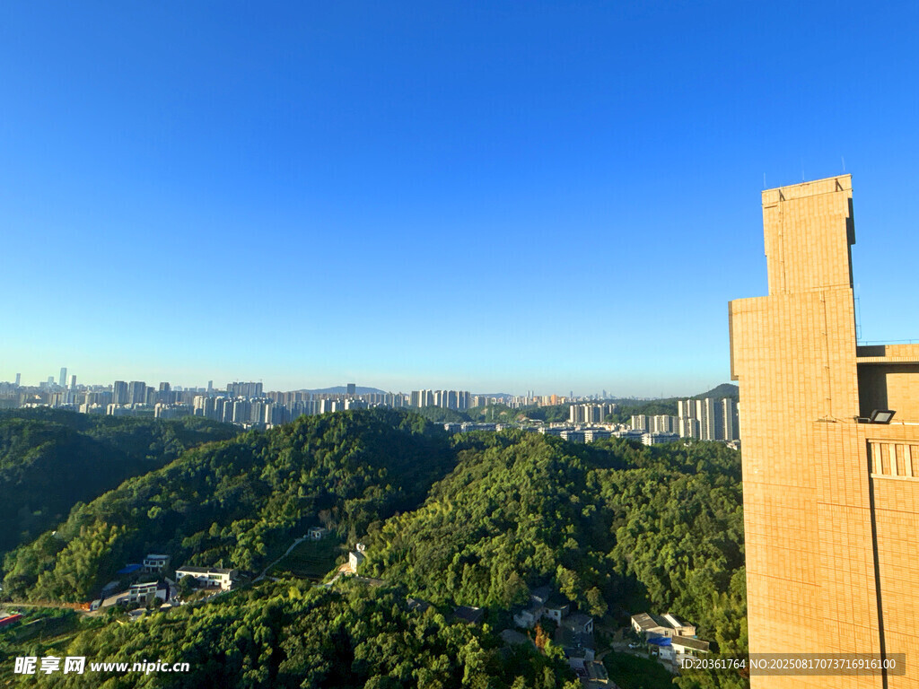 城市與山林相映的美景