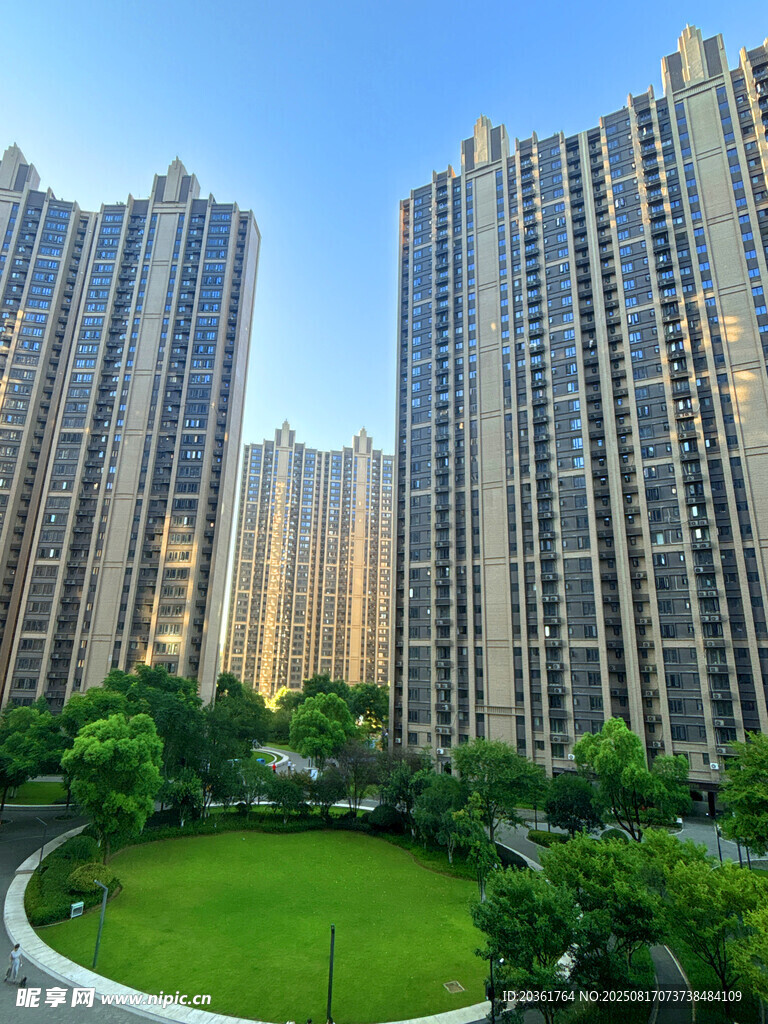 高層住宅旁的綠意庭院
